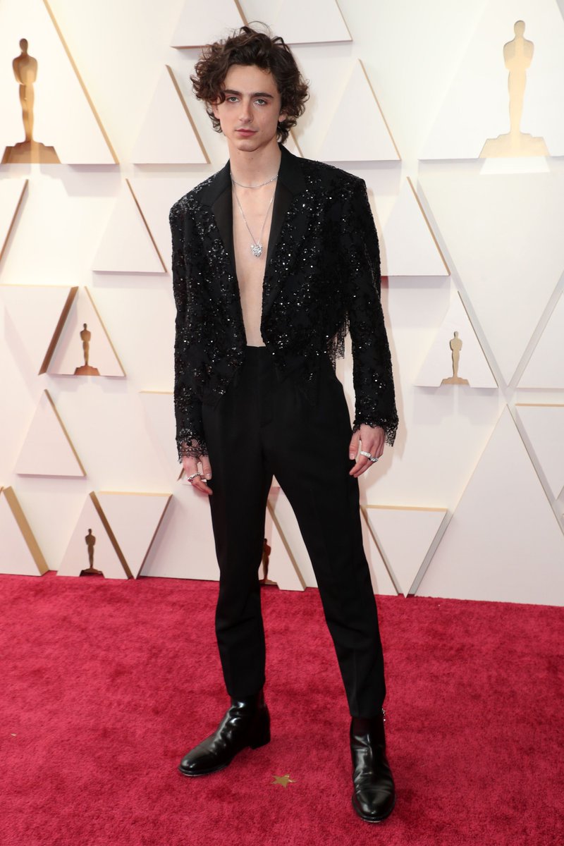 ELLEMexico's tweet photo. El rey ya la reina de las red carpets, @RealChalamet (en @LouisVuitton) &amp; @Zendaya (usando @MaisonValentino )  nos dejan claro que las lentejuelas son LA tendencia de la noche. ¿Qué look les gusta más? #Oscars2022 https://t.co/SmqJTnTdZU