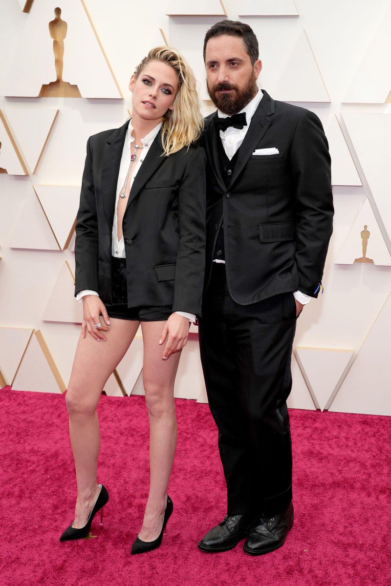 KSBRMidia's tweet photo. Kristen Stewart e Pablo Larraín no tapete vermelho do #Oscar! https://t.co/kU5V2ZV5ci