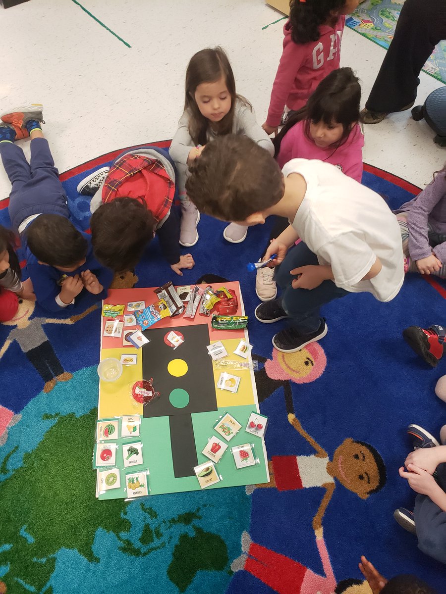 Les  amis de Mme Danielle et de Mme Jennifer (MAJA-A) explorent les bienfaits d’une variété d’aliments nutritifs p. ex., les collations nutritives, les repas sains, les mets de diverses cultures.