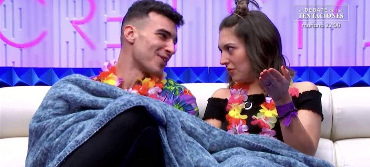 hellobiiich's tweet photo. No si al final gana el mueble con la carpeta más falsa de la tv 
TONGO #SecretRectaFinal https://t.co/RArT2lCzHH