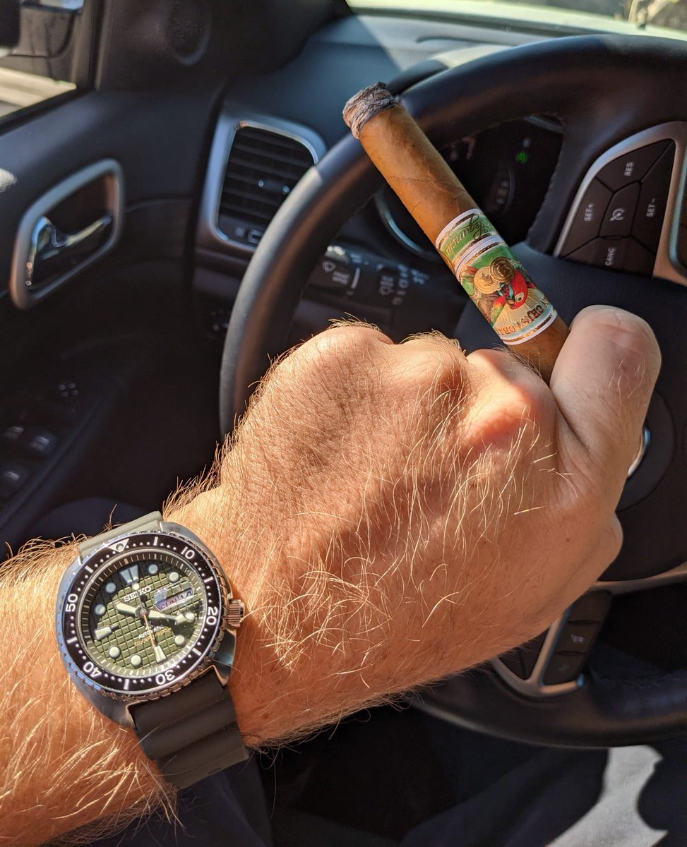 BespokeUnit's tweet photo. Easy Sunday drive...
#bespokeunit #laauroracigars https://t.co/1SRLzAQdGn