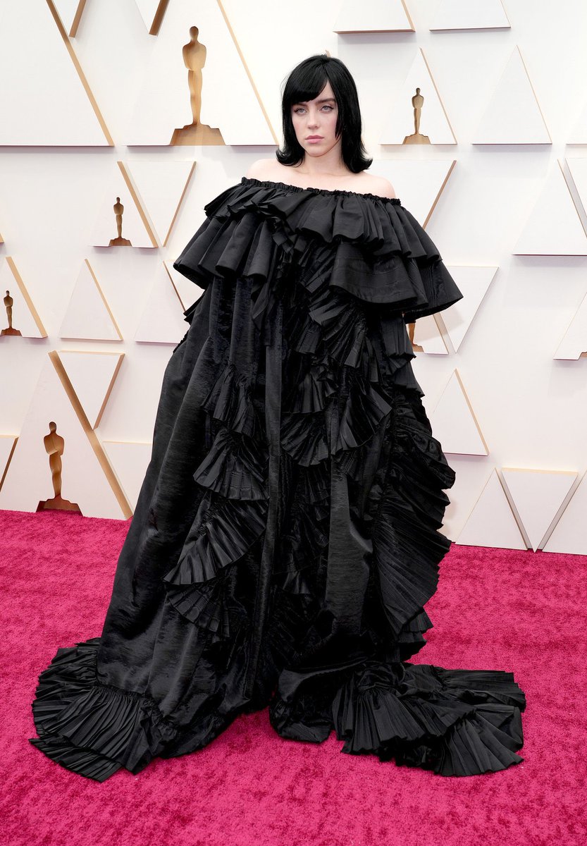 WonderBurro's tweet photo. Billie Eilish’s dress looks like the human equivalent of when that troublesome toilet backs up real bad! (And she ain’t happy about it) #Oscars https://t.co/6tQTIyxc52
