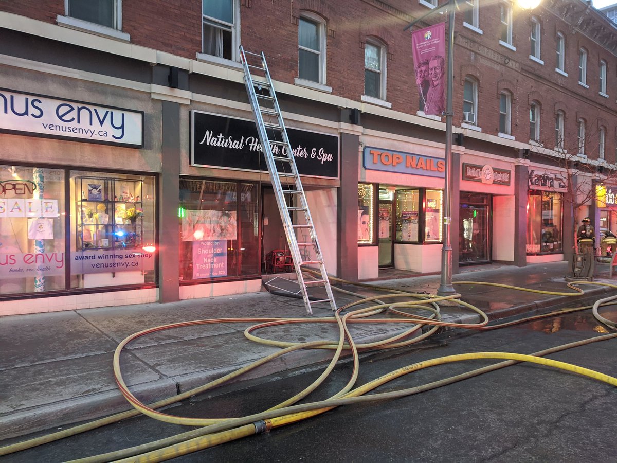 OFSFirePhoto's tweet photo. Ottawa Fire on scene of a 3-Alarm fire on Bank ST between Nepean &amp; Lisgar STs. Fire is in a ground business in a 3-storey mixed use row. The main body of fire is knocked down. Overhaul and salvage operations in progress. No reported injuries. #ottnews #OttFire #ottcity https://t.co/XIF7uLFvzd