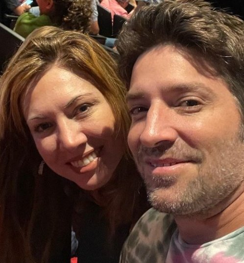 ChocarroARG's tweet photo. Juntos en familia celebrando el #DΓaMundialDelTeatro @carolaursen @DavidChocarro #Bachis πππ¨βπ©βπ§βπ§π https://t.co/NXTjdyNCWg
