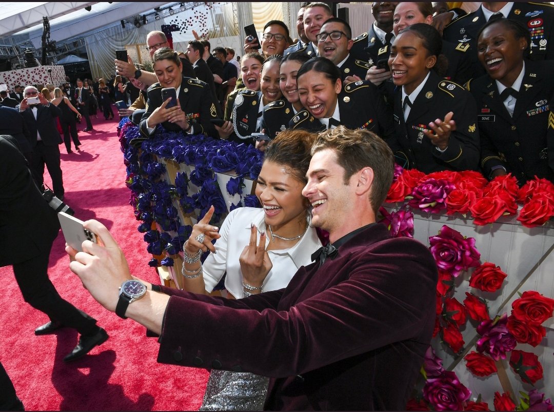 na minha cabeça eles mandaram essa selfie pro tom holland e ninguém vai me provar o contrário