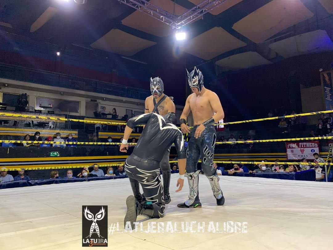 LaTijeraLucha's tweet photo. #AlmaNegra y #SpiderFly se llevan la primer batalla de los #DomingosDeArenaNaucalpan derrotando en una suicida batalla a #XDevil y #AguilaOriental...
#latijeraluchalibre https://t.co/XfQqa7zJP7