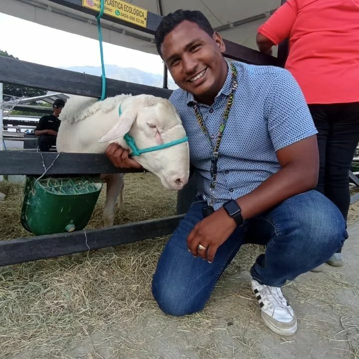 CarlosMaga27's tweet photo. Lo mejor de la Feria Ovina y Caprina 2022, en apoyo a la producción Nacional 🐐🐂 🇻🇪

@lacteoscamil 
@cgcmurcia

#CarlosMagallanes #Venezuela #Caracas #redessociales #rebeldíabicentenaria #PatriaGrande #PatriaEnLucha #PatriaSoberana #bolivarianismo #pa… https://t.co/gbigodLTJq https://t.co/f2syh2PcMU