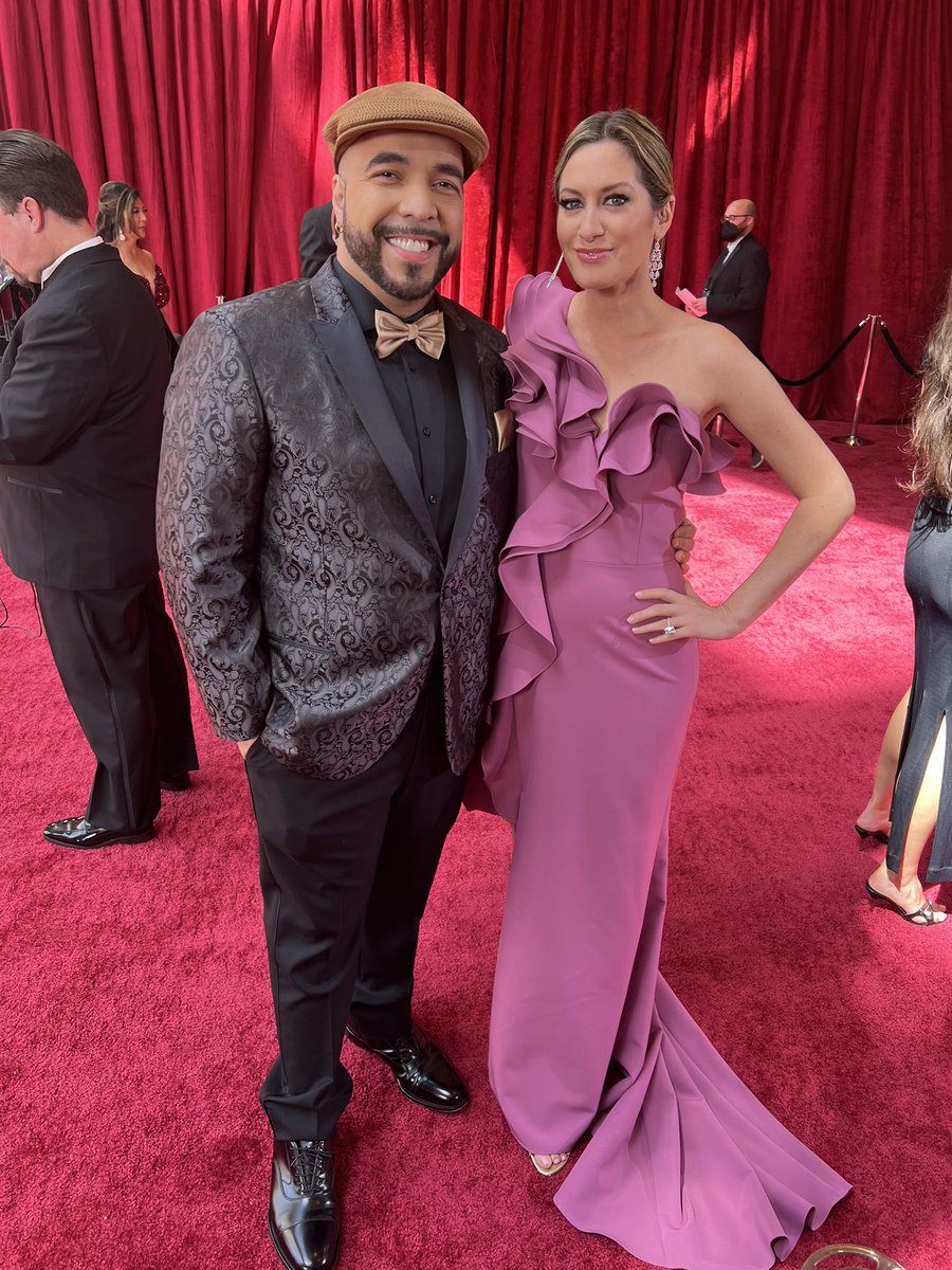 EWagmeister's tweet photo. That’s a wrap!! Thank you to the fab team at @ABC for a fun and smart red carpet show that seamlessly ran for 5 hours live!! (We are just missing @ChrisConnelly in these pics!)

Now time for the show — can’t wait to watch! #Oscars https://t.co/CkwgFICVfS