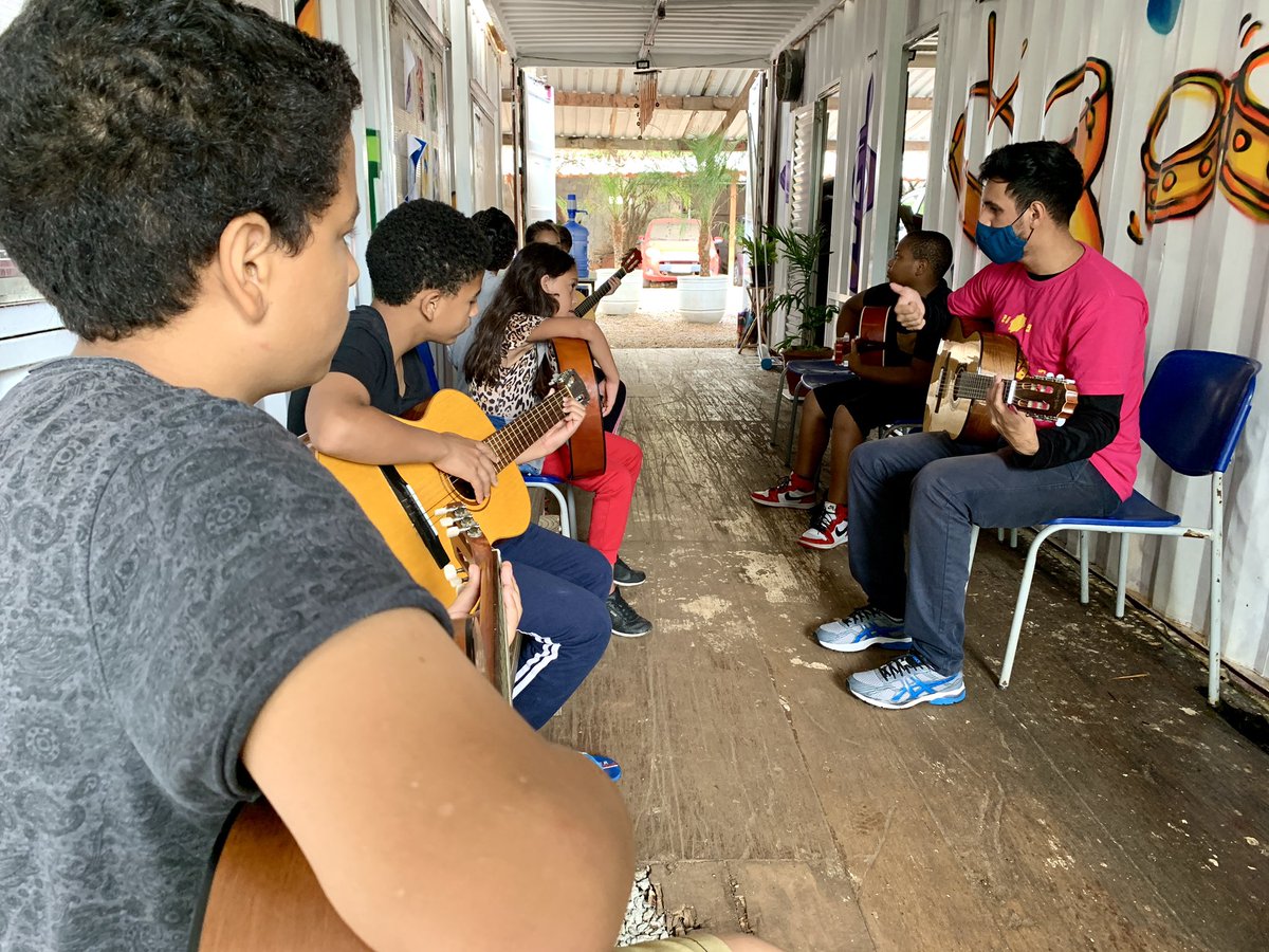 UParaisopolis's tweet photo. Iniciamos a manhã de domingo com aula de violão.
.
.
#musica #brasil #paraisopolis #percussao #educacao #protagonismo #unidosomosmaisfortes https://t.co/wLqQG81sVY