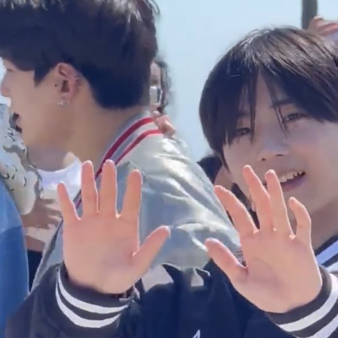 HJH_247's tweet photo. Hold my hands and let’s cry together

cr @.juyeonsjam https://t.co/c0CoY2ECNU