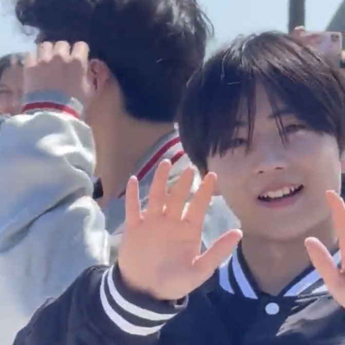 HJH_247's tweet photo. Hold my hands and let’s cry together

cr @.juyeonsjam https://t.co/c0CoY2ECNU