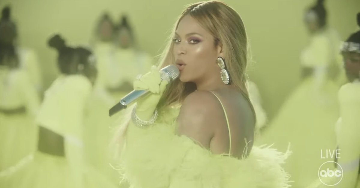 Complex's tweet photo. Beyoncé did that. #Oscars https://t.co/2BC2aQo9UN