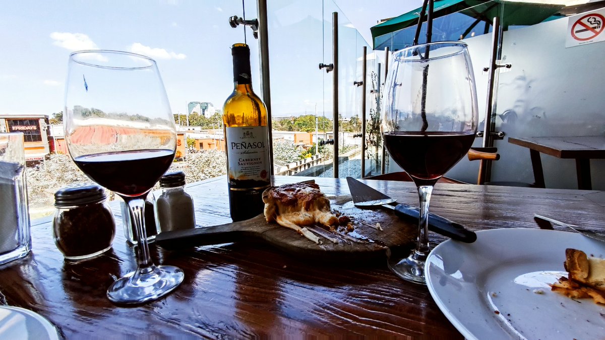 LuisKikeGatica's tweet photo. Pizza and wine is always a good choice.. #relax #disconect https://t.co/fhaYHZESfS