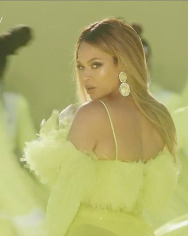 BeyLegion's tweet photo. Beyoncé opening the 2022 #OSCARs with #BeAlive.

https://t.co/4W4IwCF88z https://t.co/dmSXueivz5