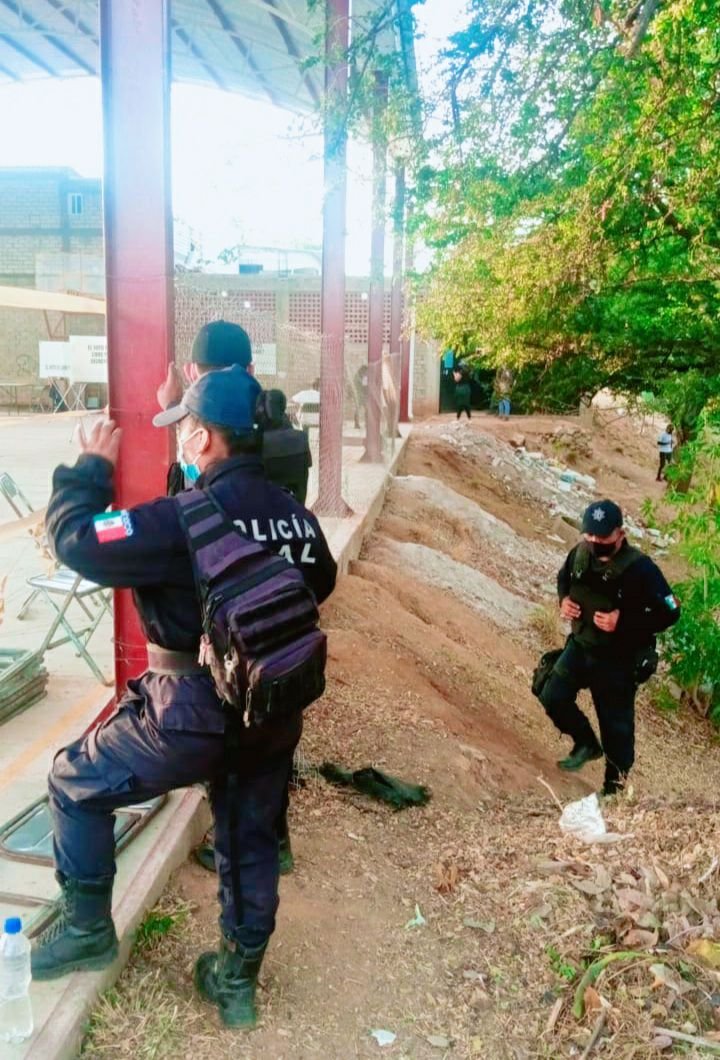 👮‍♀️👮Como ha sido durante todo este día, nos mantenemos alertas y vigilantes en la recta final de esta Jornada Electoral Extraordinaria, que ha transcurrido en calma y sin incidentes mayores, seguiremos en labores para garantizar la #Seguridad y la paz social en nuestro Municipio.