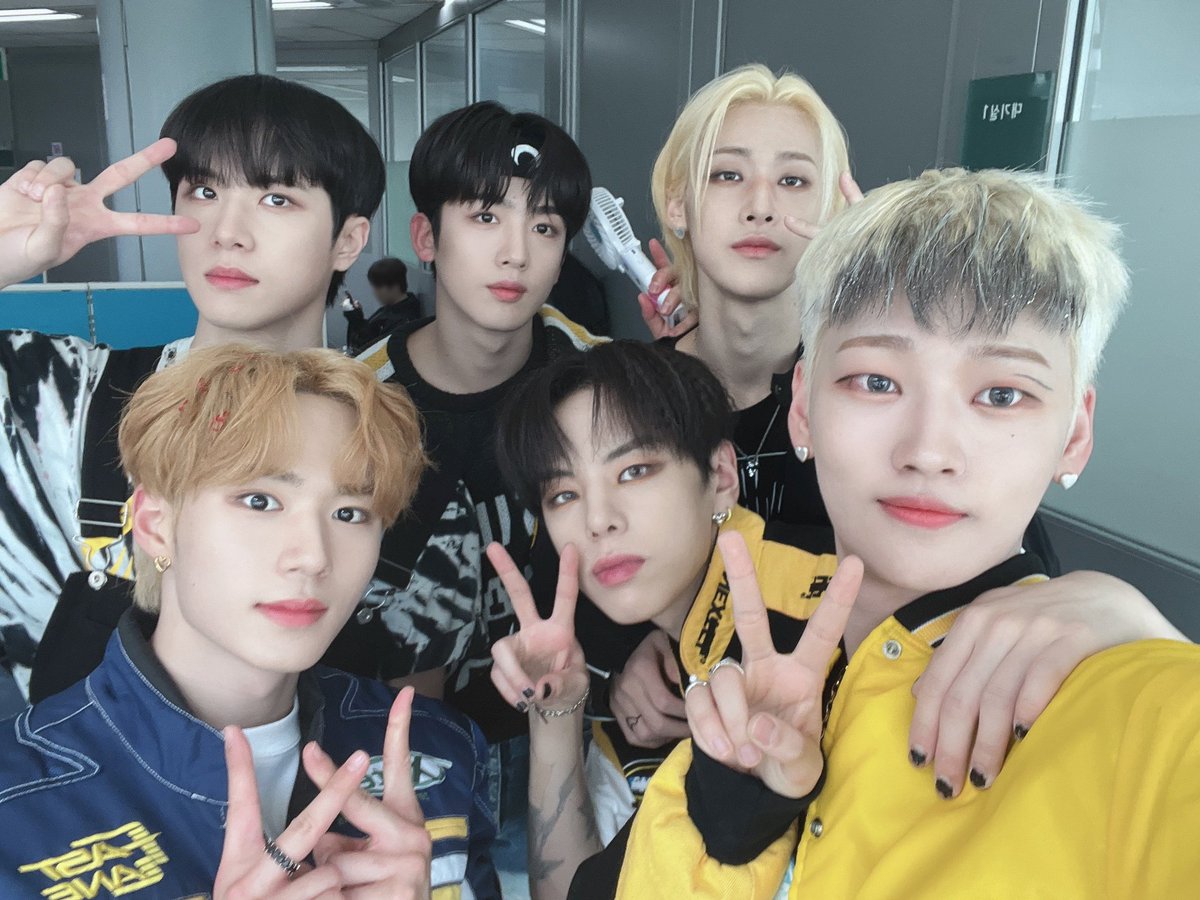 KDH_source's tweet photo. 🐥 [new post]

"The forsythia class who were cute as chicks stole RUi's hearts💛 Don't miss out on WEi's love that was overflowing until the end💘"

#김동한 #동한 #donghanfrance #위아이 #WEi #First_Love @WEi__Official
©WEi__Official https://t.co/cRTuwri8xd