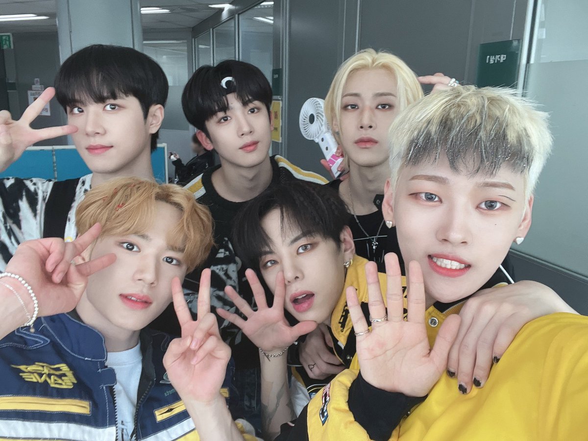 KDH_source's tweet photo. 🐥 [new post]

"The forsythia class who were cute as chicks stole RUi's hearts💛 Don't miss out on WEi's love that was overflowing until the end💘"

#김동한 #동한 #donghanfrance #위아이 #WEi #First_Love @WEi__Official
©WEi__Official https://t.co/cRTuwri8xd