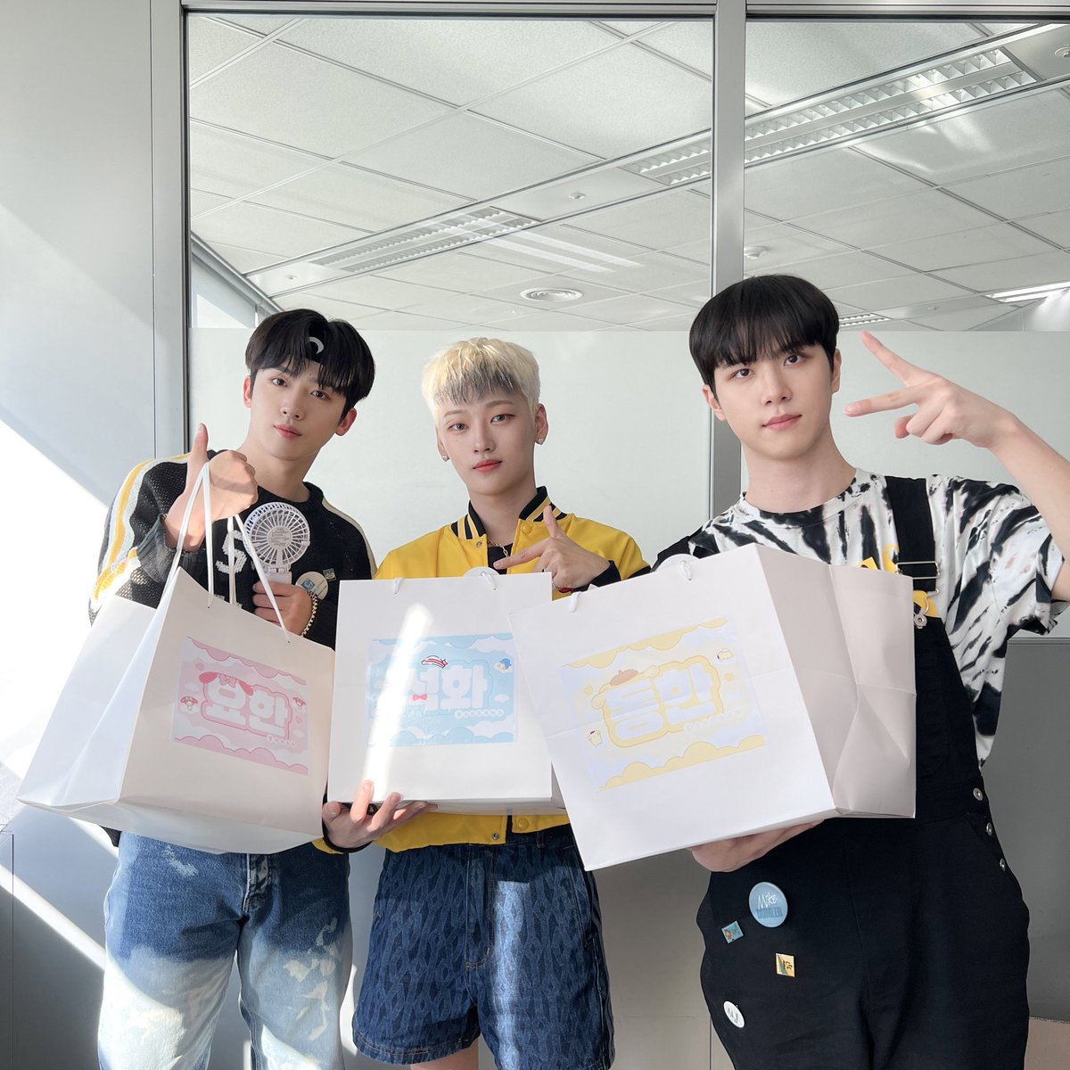 KDH_source's tweet photo. "💛🖤"

#김동한 #동한 #donghanfrance #위아이 #WEi #First_Love @WEi__Official
©WEi__Official https://t.co/MfgndnPemi