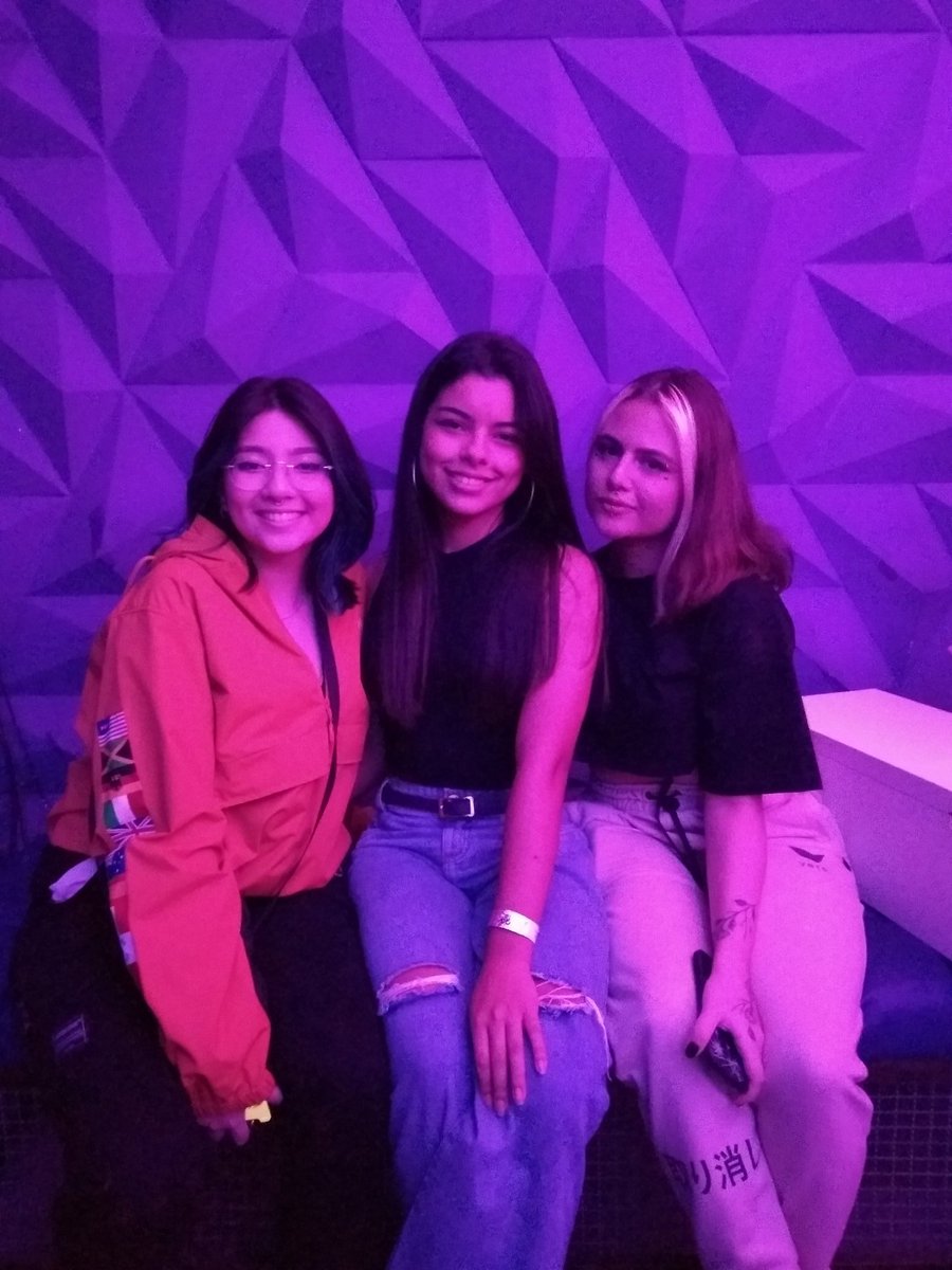 vixen_II's tweet photo. alguns fãs vieram pedir pra tirar foto comigo mas estavam sem celular... tá aí, gente! kkkkkk ♥️ https://t.co/RD2bWO5OnS