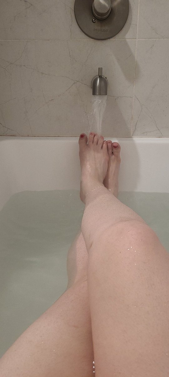 SkysSiren's tweet photo. Who doesn't love warm water on your toes https://t.co/521pOsqlwM https://t.co/vRZPBzAUo7
