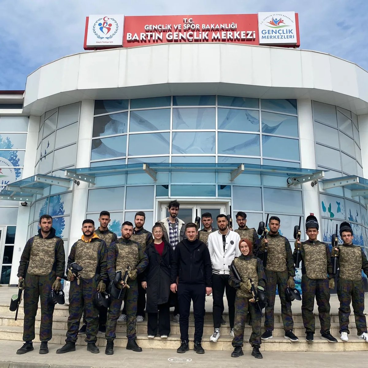 Uniakbartin741's tweet photo. İl Gençlik Kolları Başkanımız Mücahit Demir,  İl Üniversiteler Başkanımız Amine Selenay TEKİN Ve Üniak Teşkilatımız Ile Birlikte Paintball Etkinliğimiz Gerçekleştirildi.
@eyupkadirinan @mucahidsuleyman @MTastantr @mucahitdemirrr @Selenaytekin52 https://t.co/OL3foMCPM7