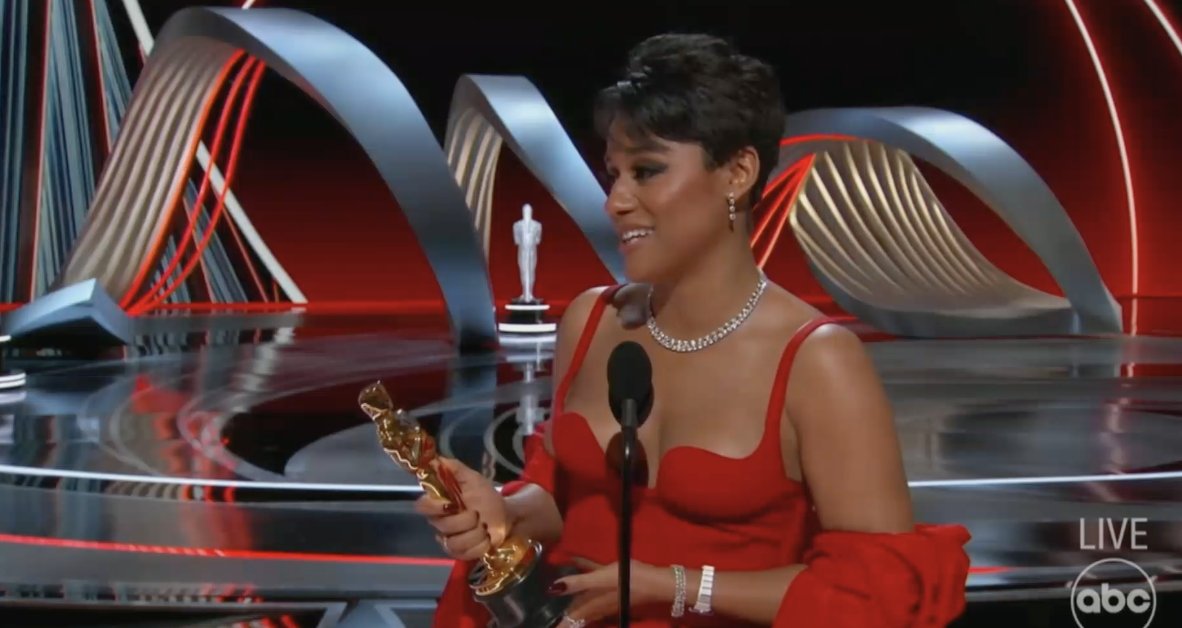 enews's tweet photo. HISTORY IS MADE. 👏 Ariana DeBose becomes the first openly queer woman to win at the #Oscars https://t.co/0nr0fWmvdk