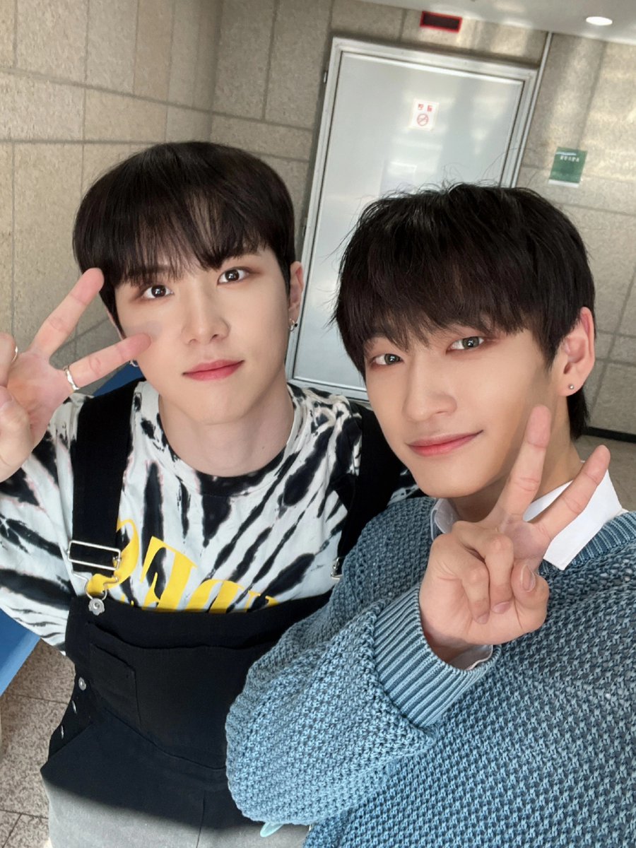 KDH_source's tweet photo. 🐥 [featured]

"정말 너무 오랜만이라 더 반가웠다!!❤💜💚"
(It's been so long, it's so nice to see you again / Cela fait si longtemps, ça me fait plaisir de te revoir)

#김동한 #동한 #donghanfrance #오메가엑스 #김태동 #위아이 #WEi @WEi__Official
©OmegaX_members https://t.co/iCcuMp03IL