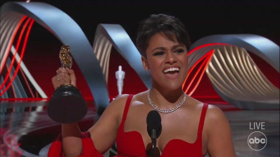 "To anybody who has ever questioned your identity or you find yourself living in the gray spaces...I promise you this: there is indeed a place for us," Ariana DeBose says during her #Oscars acceptance speech.
bit.ly/3IP7K13