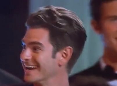 • Shawn Mendes está sentado en la fila detrás de Andrew Garfield