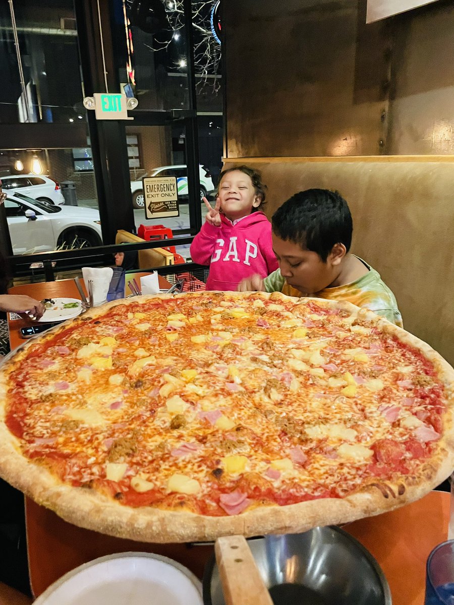mamaoku's tweet photo. 子供達のリクエストでコロラドのレストランアトミックカーボウイさん行ってきたよ。ここのBig Ass Pizaaは直径26インチwwオトナの自転車の車輪と一緒よ。オカンはいつも半分しか食べれないけど、上の子チームの少年少女は完食できる。どんだけデカイか4歳児比較対象でご覧ください🤣
#AtomicCowboy https://t.co/1eGGHeUXX1