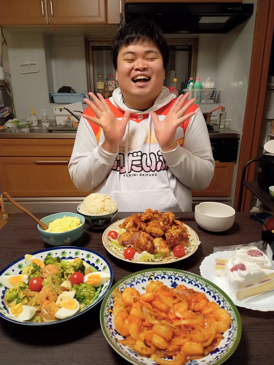 toshiayunoroke's tweet photo. 昨日、あゆにお誕生日祝いをしてもらいました。
4時間くらいかけて夕飯の準備をしてもらい、更にはTシャツも貰いました！

『PS4貰ったよ！？』と言ったらあゆの中で満足いかなかったらしいです🤣🤣

本当に良い彼女を持って幸せだな。。

Tシャツの絵柄にも意味があるので、これは後日説明します！笑 https://t.co/gv9UjguHWz