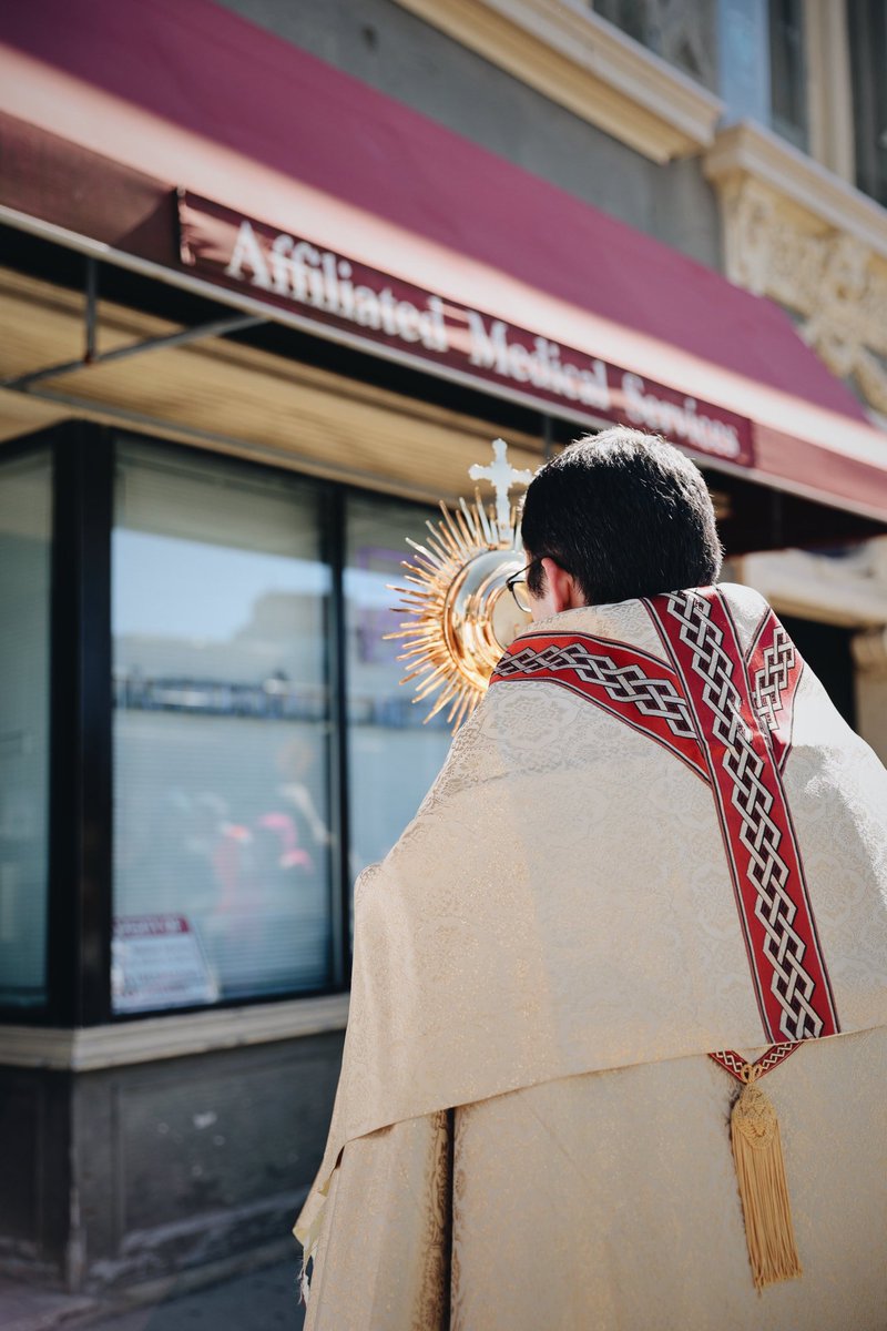 Sachinettiyil's tweet photo. Eucharistic procession to an abortion clinic in Milwaukee. Image Credits: @ProLifeWI https://t.co/N8Ho81XUNV