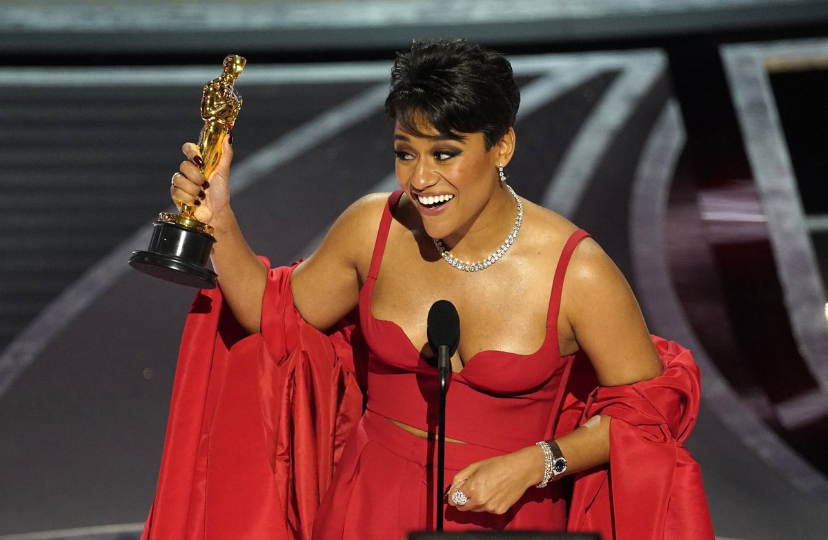 giffmx's tweet photo. Rita Moreno viendo a Ariana DeBose ganar con el mismo papel que le dio su Oscar hace 60 años. 

Momento histórico que nos conmovió. #Oscars https://t.co/PFCzgi8WCx