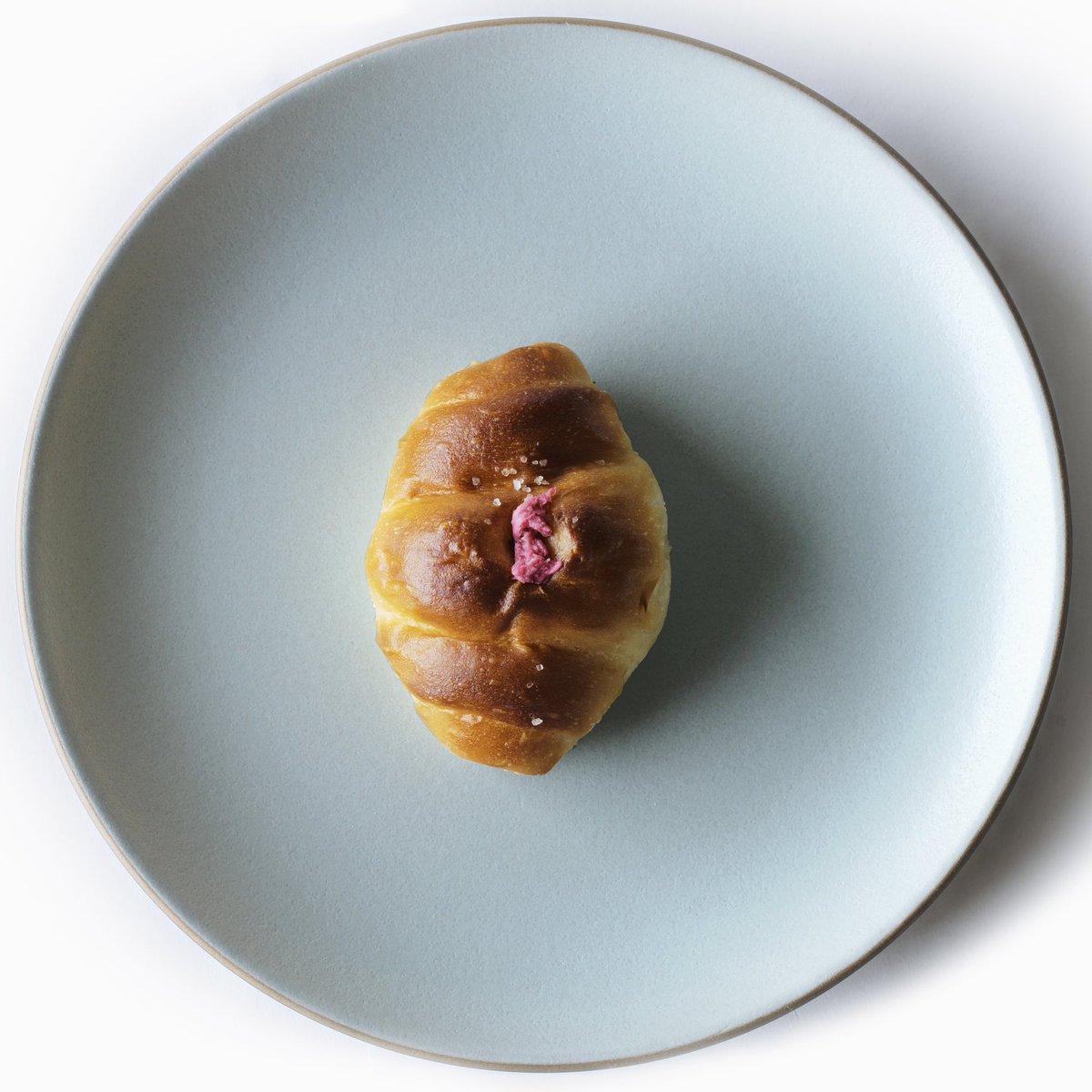 Truffle BAKERYです！🥐

\\ 白餡×バター🧈桜の塩パン全店で発売中！🌸//

※桜が散るまで販売中！🍃

#トリュフベーカリー #trufflebakery #白トリュフの塩パン #桜の塩パン #桜 

instagram.com/p/Cbi94EBP50N/…