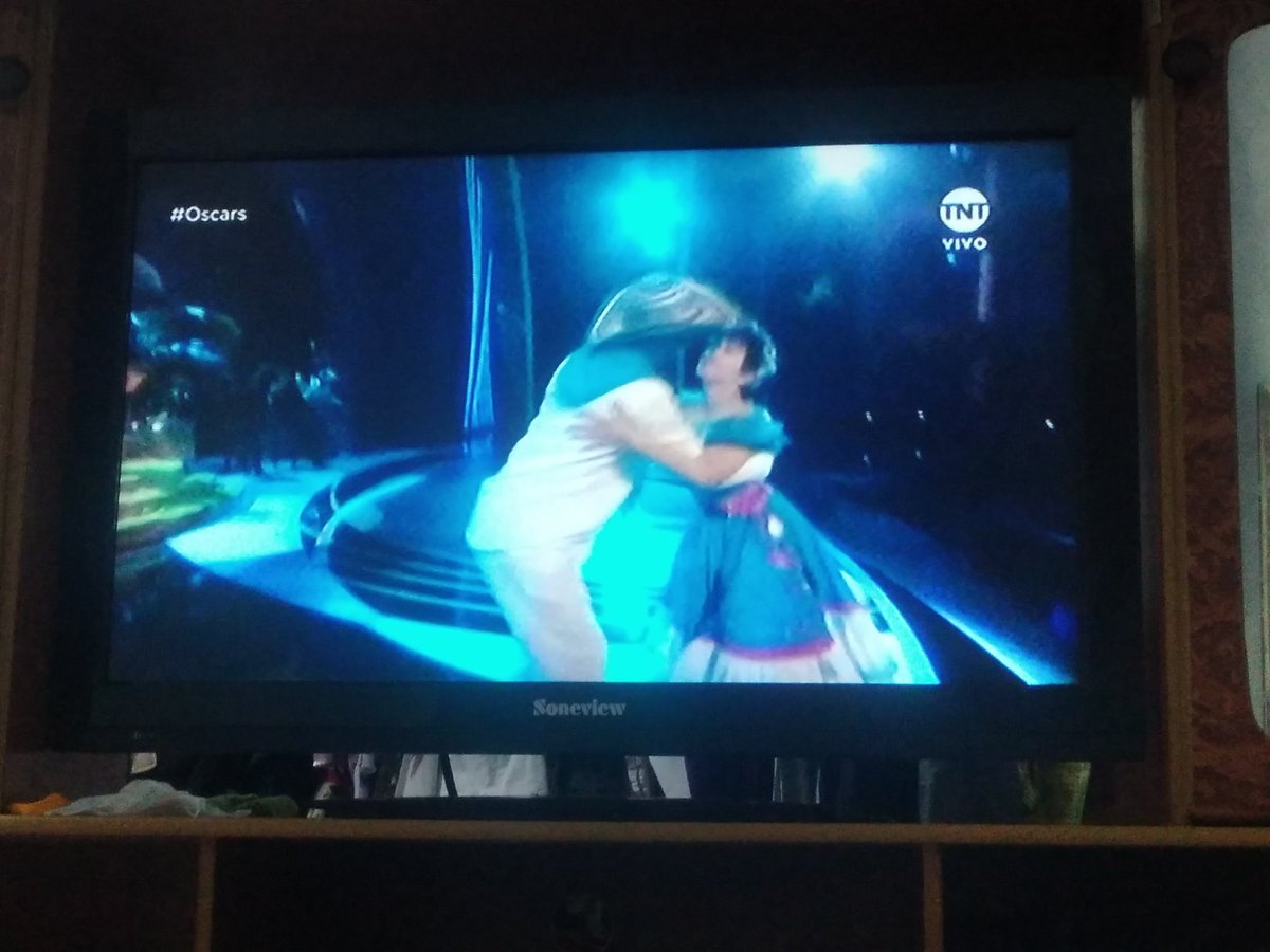 TheDomene's tweet photo. Sigo escuchando "8 luquitas" #Oscar #Oscars2022 https://t.co/cajfkej2jT