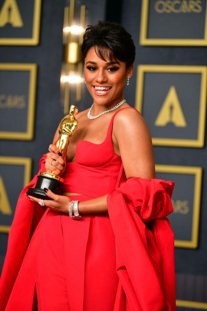 60 years later ❤️ #Oscars <a href="/TheRitaMoreno/">Rita Moreno</a> @ArianaDeBose
