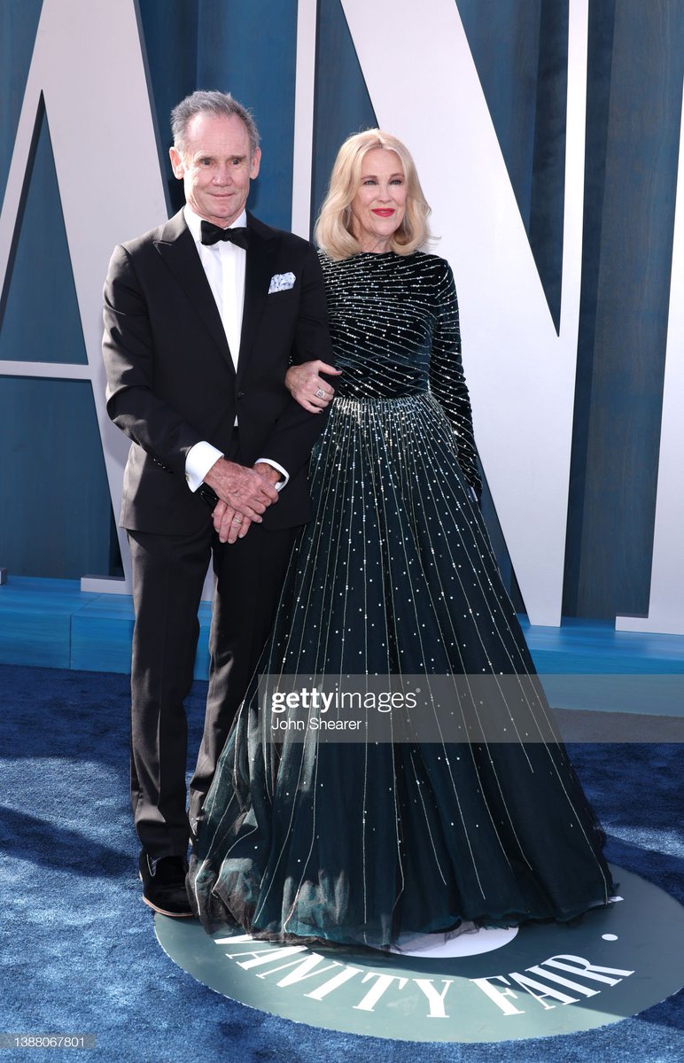 LeonieWoolf's tweet photo. Catherine O’Hara at the 2022 Vanity Fair Oscar Party Hosted By Radhika Jones #CatherineOHara #VanityFairOscarParty https://t.co/W0Hh0QzH9g