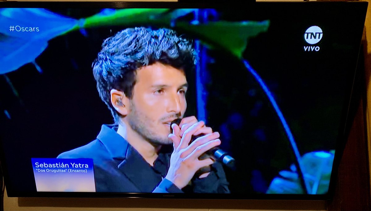 FernanMartinez's tweet photo. Esta es la Colombia que se merece Colombia ⁦@SebastianYatra⁩ #Oscars https://t.co/1DGMcvu3PL