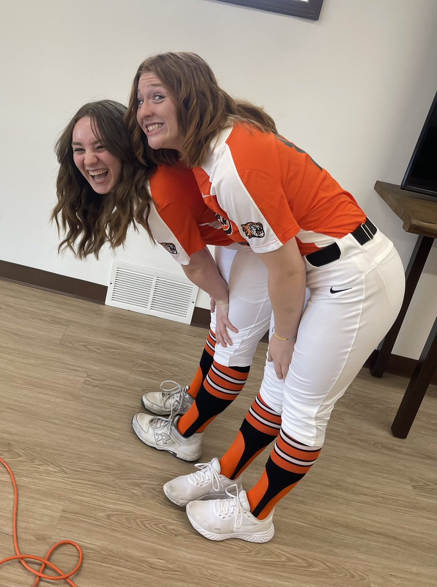 2025maddy's tweet photo. Me realizing all by best friends are pitchers. #catchersproblems #buttheyallthrowgas @brooketatar @sydnie_watts #emmab https://t.co/ewQtYdFWgJ