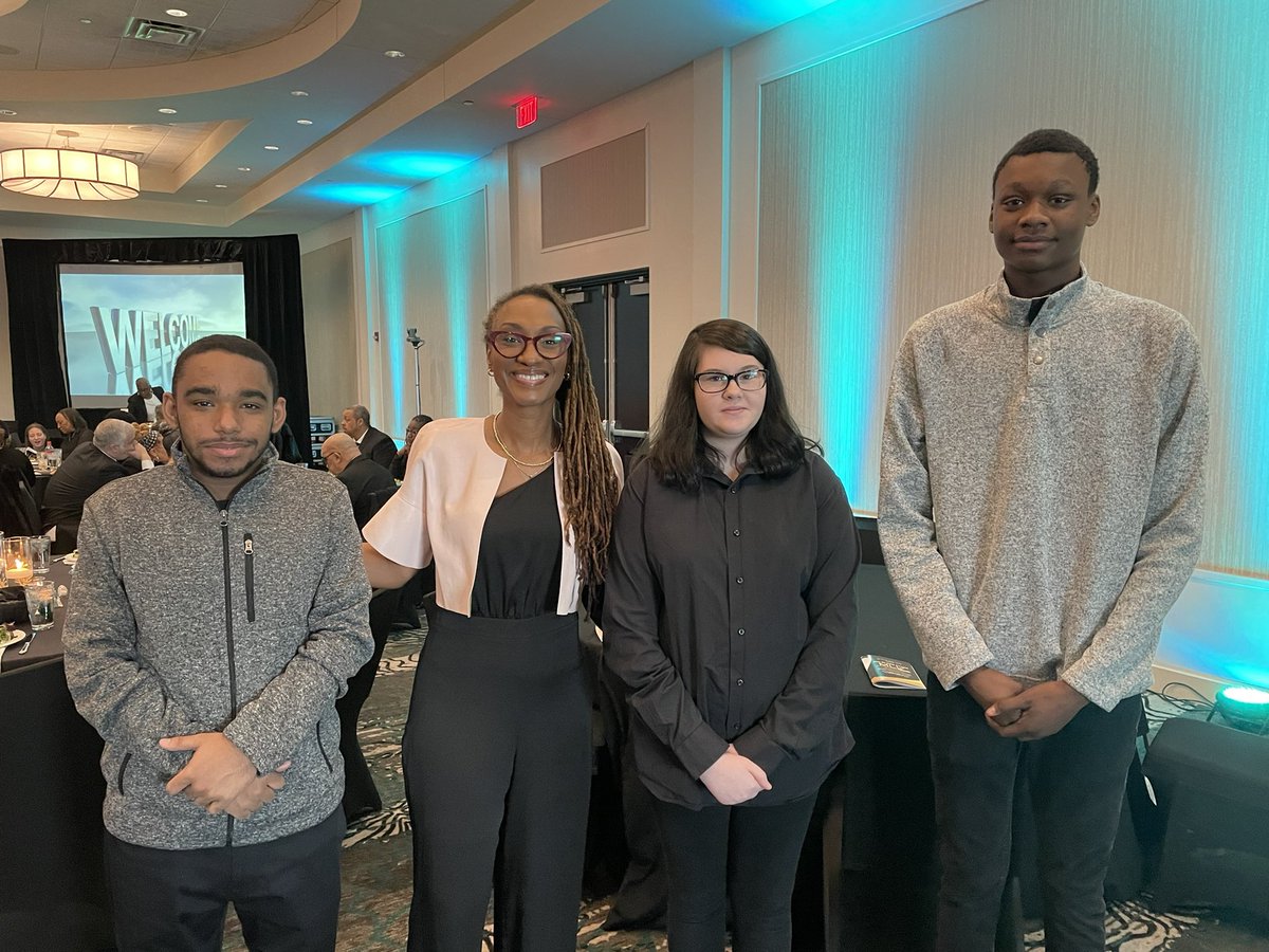 Marieedwards77's tweet photo. The RISE Middie Mentors were excellent hosts at the Feed the Hungry Project’s Annual Gala #nightofexcellence #middierising #cbicares #afterschool #mentors https://t.co/zIFhHv4wQS