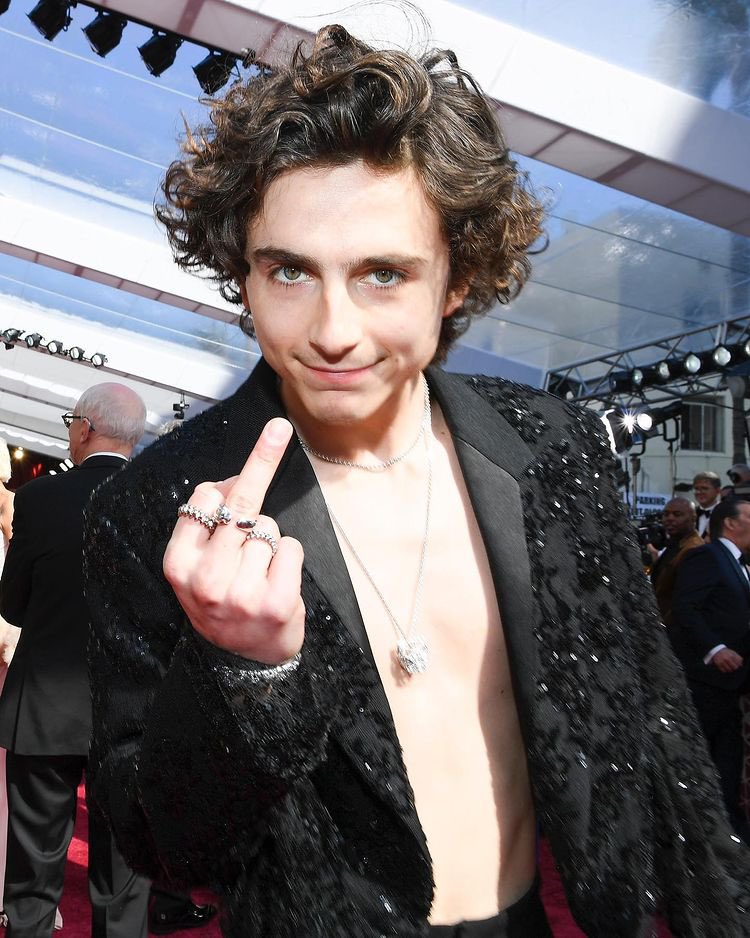 Тимоти оскар. Тимоти шаламе. Тимоти шаламе фото с оскаром. Тимоти шаламе оскар 2021. Тимоти оскар.