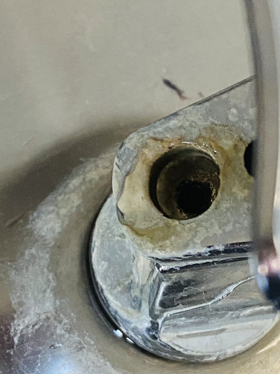 Mehd1cal's tweet photo. School water fountains are crazy https://t.co/Vx6U0LomVv