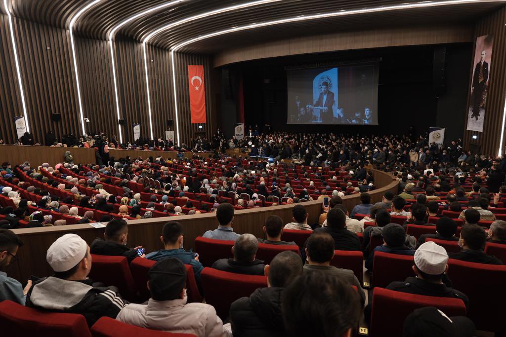 ihsanhocaresmi's tweet photo. Eskişehir’de salona sığmayan bir yoğunlukta katılım gösteren kardeşimle Hicr Süresi bağlamında ümmetin sorunları ve çözüm yolları üzerine hasbihal eyledik. Allah Teala hepimizi Kur’an-ı Kerim’in gölgesinde bir hayatı yaşamakla şereflendirsin! https://t.co/VK122A9NV5