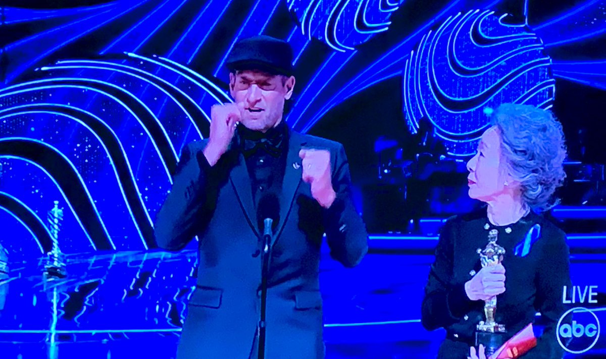 jwhittenbergK5's tweet photo. The sign language audience clap for Troy Kotsur is one of the most moving moments of the #Oscars in years. 

👏👏 #CODA  #AcademyAward #Oscars2022 https://t.co/w74L6I2VE7