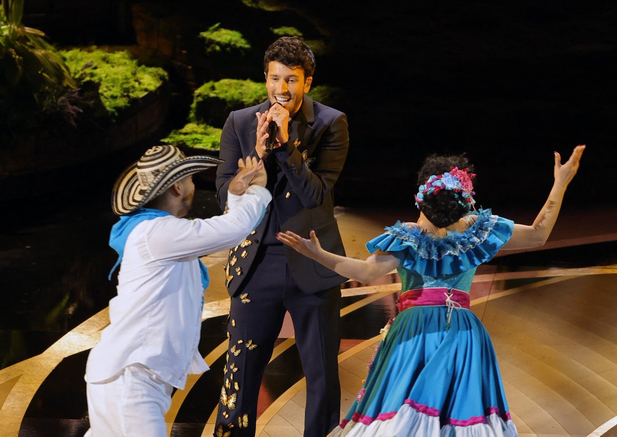 ELTIEMPO's tweet photo. No estoy llorando, se me metió un Sebastián Yatra cantando 'Dos Oruguitas' en los #Oscars 😢🇨🇴

► https://t.co/VU09W8BFYa

📷: AFP https://t.co/gjN0eml7le