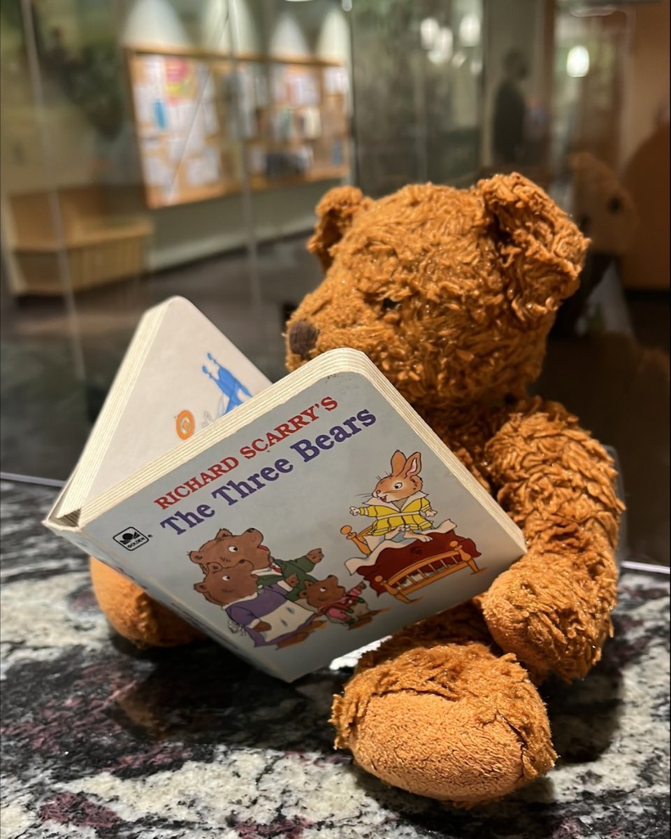 TigardLibrary's tweet image. When the library team has left for the day, what&apos;s a little bear to do? It looks like he&apos;s found a book that is just right. 

#Tigard #TigardPublicLibrary #LostAndFound #LibraryAdventures #TeddyBear