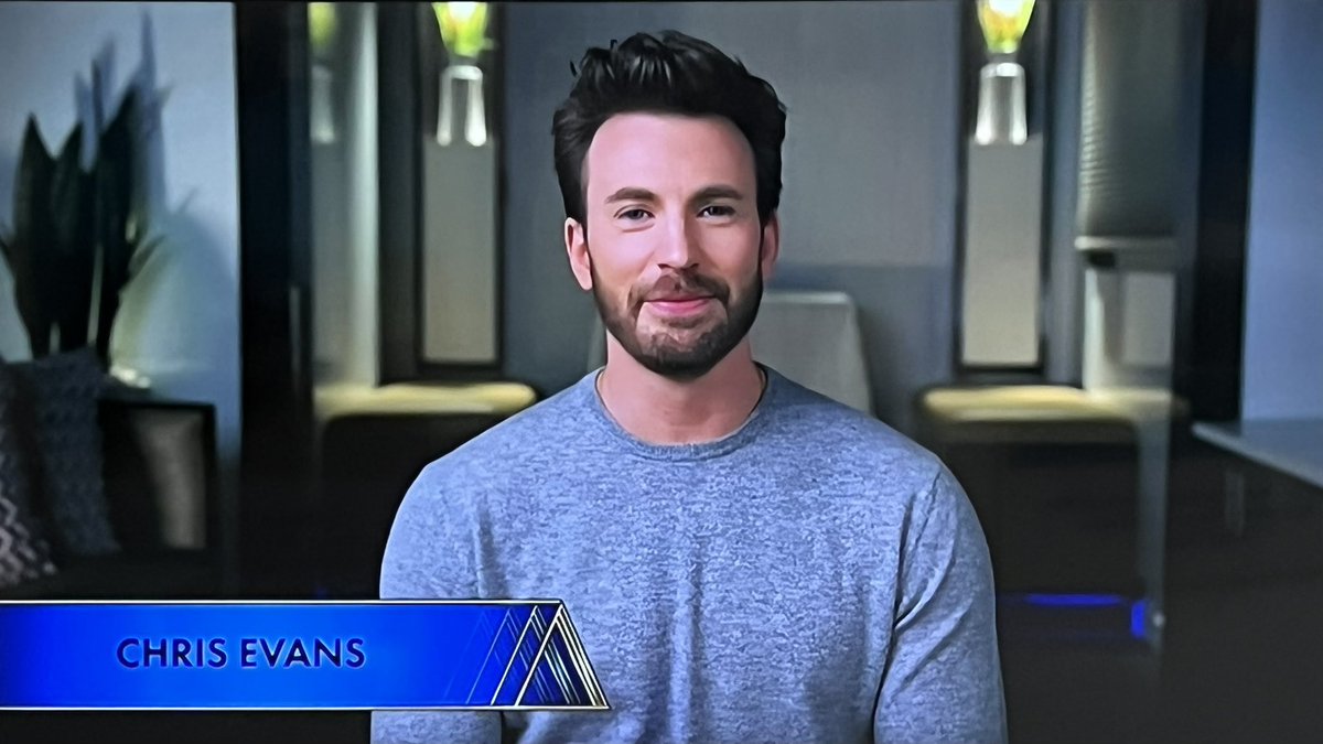 hawkinssquawk's tweet photo. Chris Evans così a casissimo  #Oscars #AcademyAwards https://t.co/2HwC6wY5FM