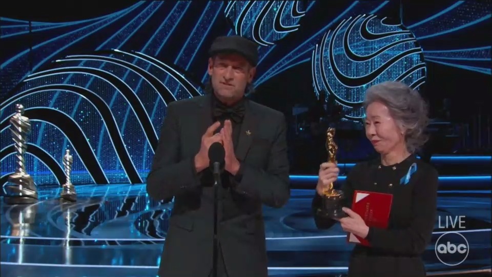 TashaRobinson's tweet photo. MINARI Best Supporting Actress winner Youn Yuh-jung learning how to sign Troy Kotsur's name so she could announce his Best Supporting Actor win for CODA is incredibly sweet and classy. And watching the audience do the sign-language version of applause made me tear up. https://t.co/xV7ujBhZvx