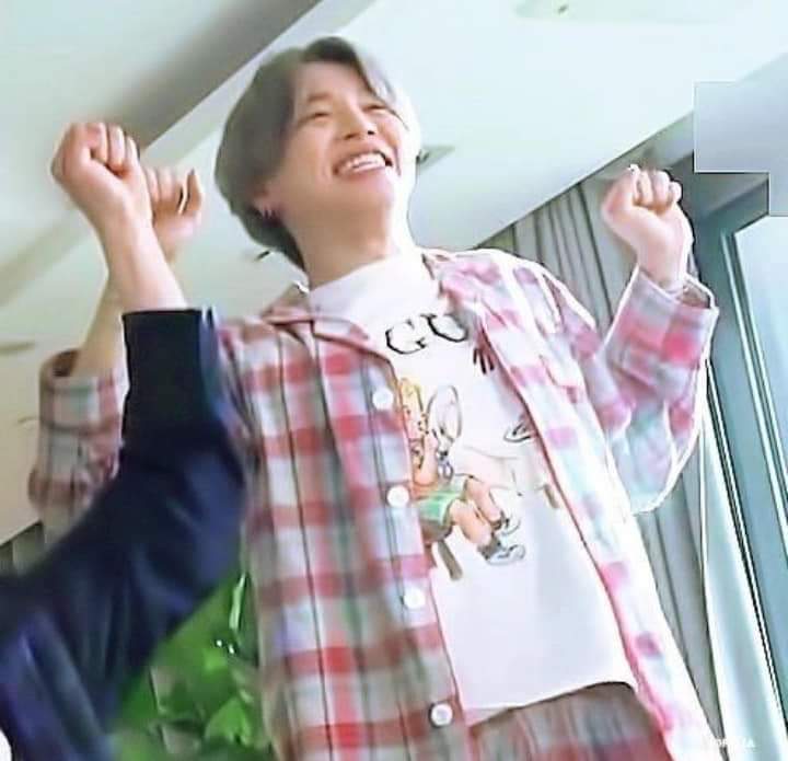 Ceci_Kookmin_YT's tweet photo. Recargate con energía de amor viendo a Jimin chiquito 😍🐣💛 https://t.co/IECKJk6AvA