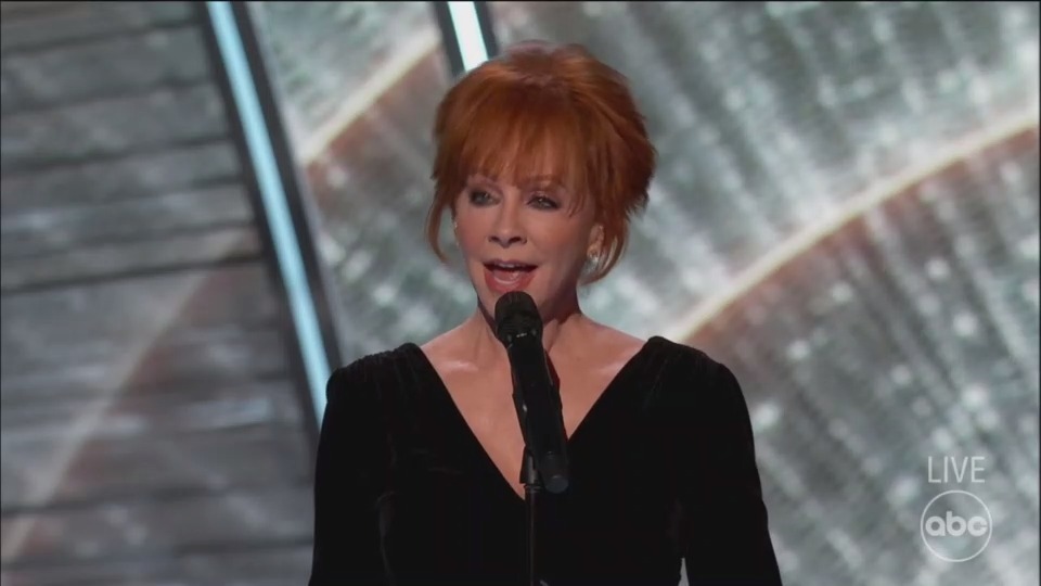 Variety's tweet image. Reba McEntire performs "Somehow You Do" from #FourGoodDays at the #Oscars. bit.ly/3IP7K13